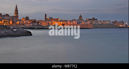 Vue sur la vieille ville de Monopoli à tard en soirée, Salento, Pouilles, Italie Banque D'Images