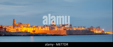 Vue sur la vieille ville de Monopoli à tard en soirée, Salento, Pouilles, Italie Banque D'Images