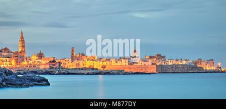 Vue sur la vieille ville de Monopoli à tard en soirée, Salento, Pouilles, Italie Banque D'Images