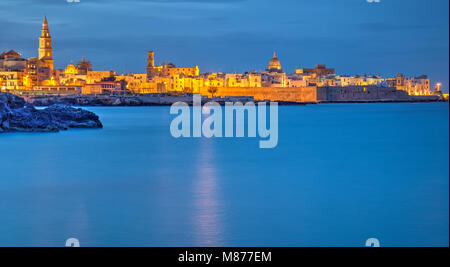 Vue sur la vieille ville de Monopoli à tard en soirée, Salento, Pouilles, Italie Banque D'Images