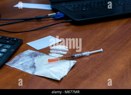 Poudre de médicaments et d'une seringue sur le bureau office. La toxicomanie. Journée internationale contre l'abus Banque D'Images