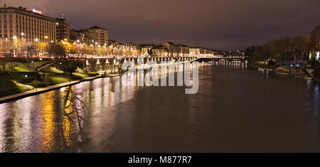 Rivière Po qui coulait le long de la ville de Turin, près de docks Murazzi la nuit, Italie Banque D'Images