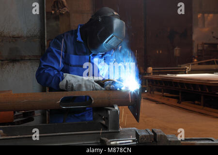 Saint-pétersbourg, Russie - 30 mai 2017 : Un employé de soudure des métaux au cours de la fabrication de luminaires. Banque D'Images