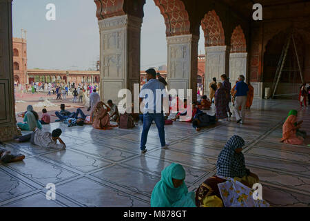 Des fidèles musulmans priant et relaxant pendant la prière du vendredi, la Mosquée Jama Masjid, Old Delhi, Inde Banque D'Images