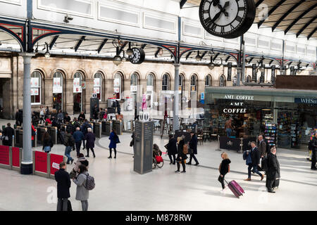 Groupe de personnes de quitter la plate-forme en passant par les obstacles à la gare centrale de Newcastle, Angleterre du Nord-Est, Royaume-Uni Banque D'Images