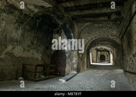 Galeries et arches de passage souterrain dans la ville médiévale de Santo Stefano di Sessanio.Santo Stefano di Sessanio, province de l'Aquila, Abruzzes, Italie, EUR Banque D'Images