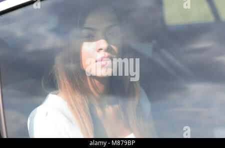 Belle affaires brunette regarde par la fenêtre de la voiture. Banque D'Images