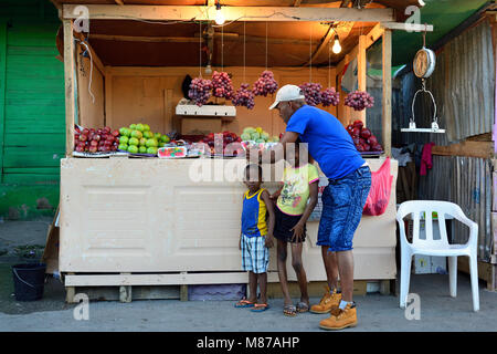 LA ROMANA, RÉPUBLIQUE DOMINICAINE - 02 décembre 2017 : Vendeur de de fruits et légumes qui sont arrivés dans la ville de La Romana du village voisin Banque D'Images