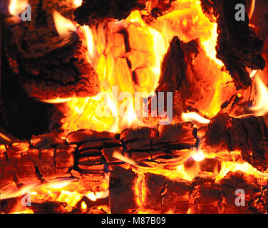 Le bois brûlant dans une cheminée libre Banque D'Images