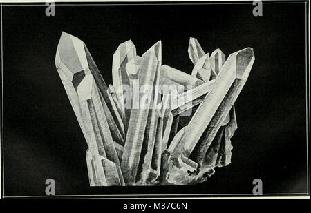 Edelsteinkunde ; eine Darstellung der allgemein verständliche caractéristiques, des Vorkommens und der Verwendung der Edelsteine, nebst einer Anleitung zur Bestimmung derselben, für Mineralogen, (21161525875) Banque D'Images