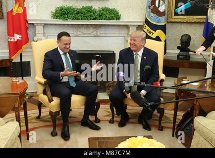 Le président américain, Donald Trump comme il rencontre et Taoiseach Irlandais, Leo Varadkar pour des entretiens dans le bureau ovale de la Maison Blanche à Washington DC, USA. Banque D'Images