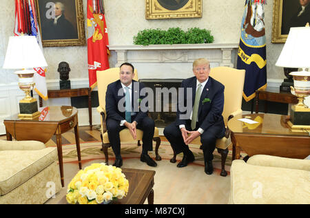 Le président américain, Donald Trump comme il rencontre et Taoiseach Irlandais, Leo Varadkar pour des entretiens dans le bureau ovale de la Maison Blanche à Washington DC, USA. Banque D'Images