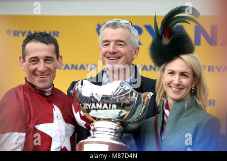 Jockey Davy Russell (à gauche) et propriétaire de Michael O'Leary recueillir le trophée après avoir remporté le Ryanair Steeple Chase avec cheval Balko Des Flos au cours de St Patrick's jeudi de la Cheltenham Festival 2018 à l'Hippodrome de Cheltenham. Banque D'Images