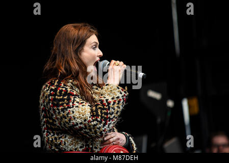 Sophie Ellis Bextor chante lors de la manifestation pour l'égalité des femmes de mars 4 organisée par Care International à Londres, Royaume-Uni. Microphone Banque D'Images