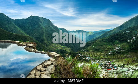 Vue panoramique étonnante des rizières en terrasses des champs dans la province d'Ifugao montagne sous ciel nuageux ciel bleu. Banaue, patrimoine de l'UNESCO aux Philippines Banque D'Images