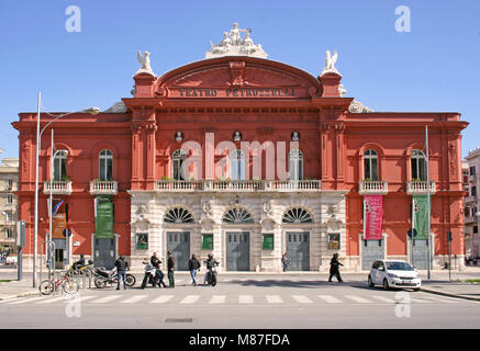 Façade du théâtre de ballet et d'opéra Petruzzelli, Bari, Pouilles, Italie Banque D'Images