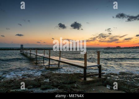Un beau coucher de soleil le long de la magnifique côte rocheuse près de Paphos sur l'île de Chypre. Banque D'Images