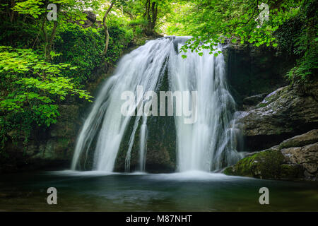 Janets Foss Waterfall Malham Craven Yorkshire du Nord en Angleterre Banque D'Images