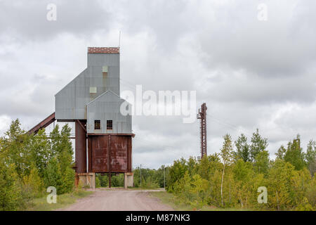 Mine de cuivre abandonnée avec rock house ruines placés dans le cadre de gauche. # 6 du centenaire dans la péninsule de Keweenaw du Haut Michigan, une région connue un Banque D'Images