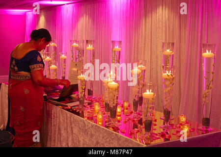 Woman album de mariage sur le tableau d'affichage des bougies flottantes Banque D'Images