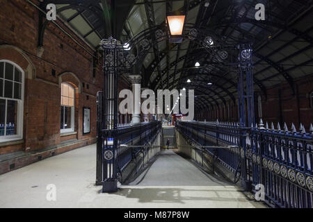 Une nuit tranquille sur la plate-forme à Darlington Railway Station,Angleterre,UK Banque D'Images