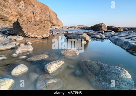 Un grand bassin de marée sur la plage de Dunraven Bay près de Southerndown dans le sud du Pays de Galles Banque D'Images