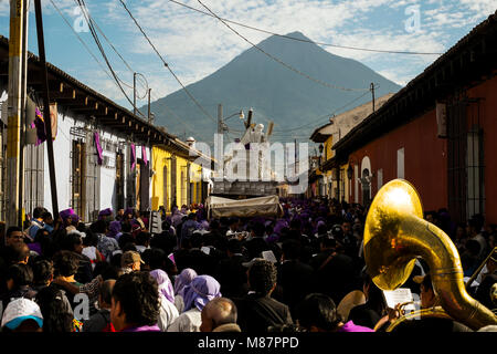 Guatemala, Antigua - 3 mars, 2013. Flotteurs énorme surmonté de Jésus crucifié sont transportées à travers les rues au cours de la célébrations de la Semaine Sainte à Antigua. (Photo crédit : Gonzales Photo - Flemming Bo Jensen). Banque D'Images