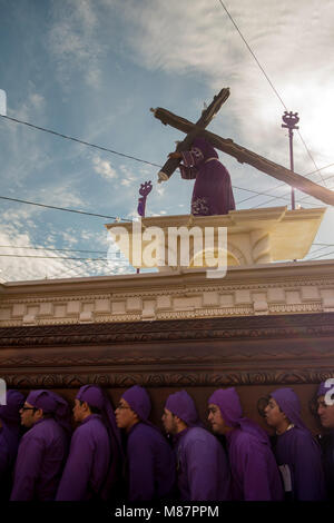 Guatemala, Antigua - 3 mars, 2013. Flotteurs énorme surmonté de Jésus crucifié sont transportées à travers les rues au cours de la célébrations de la Semaine Sainte à Antigua. (Photo crédit : Gonzales Photo - Flemming Bo Jensen). Banque D'Images