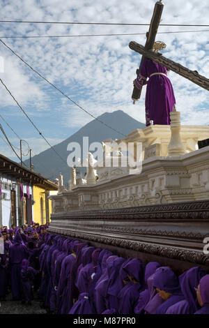 Guatemala, Antigua - 3 mars, 2013. Flotteurs énorme surmonté de Jésus crucifié sont transportées à travers les rues au cours de la célébrations de la Semaine Sainte à Antigua. (Photo crédit : Gonzales Photo - Flemming Bo Jensen). Banque D'Images