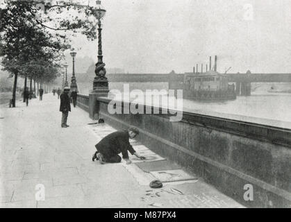Artiste au travail de la chaussée, Victoria Embankment, Thames Embankment, London, Angleterre, vers 1905 Banque D'Images
