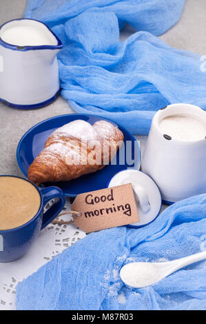 Un petit-déjeuner traditionnel composé de croissants, de yaourts et de tasse à café. Petit déjeuner agréable et savoureux Concept. Vue d'en haut Banque D'Images