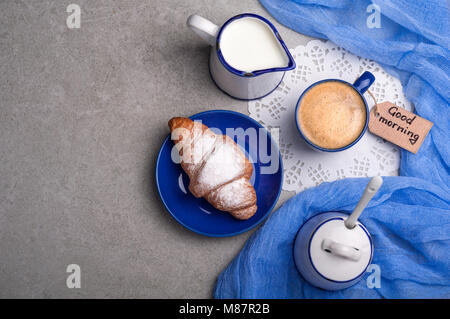 Le petit-déjeuner avec une tasse à café, croissant et remarque bon matin. Vue d'en haut. Copy space Banque D'Images