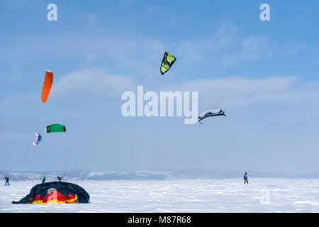 PERM, RUSSIE - Mars 09, 2018 : snowkiters former sur la glace d'un lac gelé dans le contexte d'un paysage d'hiver Banque D'Images