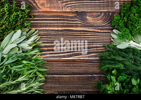 Fines herbes et épices du jardin sur la vieille table en bois. L'alimentation saine et de la cuisine concept. Vue d'en haut Banque D'Images