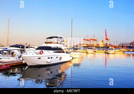 Bateaux disponibles sur le quai dans le matin de la mer Noire, Odessa, Ukraine Banque D'Images