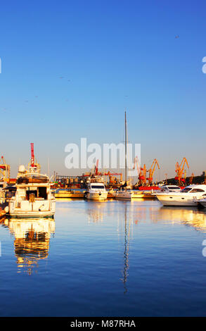 Bateaux disponibles sur le quai dans le matin de la mer Noire, Odessa, Ukraine Banque D'Images