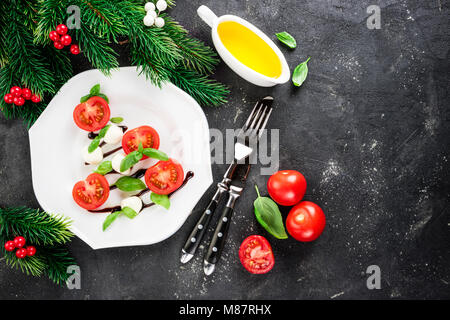 Salade Caprese en forme d'arbre de Noël. Apéritif festif sur le tableau noir. Réglage de la table de Noël avec de la salade caprese concept. Noël backgroun Banque D'Images