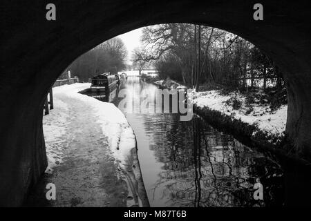 Narrowboats encadrée par un pont sont vu amarré sur le canal de Llangollen jusqu'à la fin de l'hiver Banque D'Images