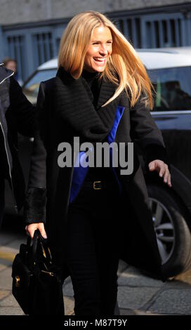 Michelle Hunziker dehors et environ à Milan avec : Michelle Hunziker Où : Milan, Italie : 12 févr. 2018 Lorsque Crédit : IPA/WENN.com **Uniquement disponible pour publication au Royaume-Uni, USA, Allemagne, Autriche, Suisse** Banque D'Images