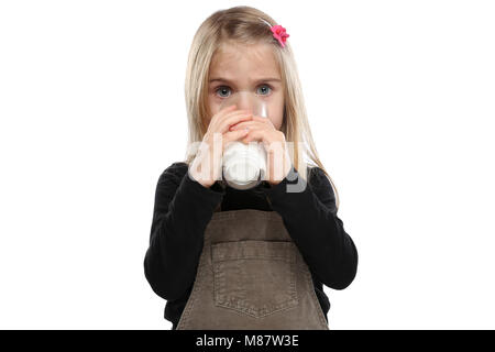 Petite fille enfant boire du lait en verre pour enfants une alimentation saine isolé sur fond blanc Banque D'Images