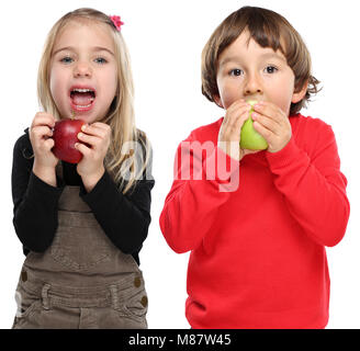 Enfants Les enfants de manger des fruits apple automne automne sain isolé sur fond blanc Banque D'Images