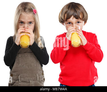 Enfants Les enfants de boire du jus d'orange une saine alimentation format portrait isolé sur fond blanc Banque D'Images