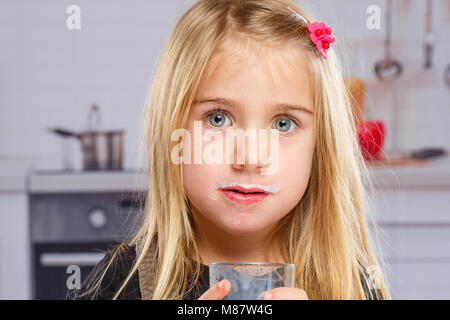 Petite fille enfant moustache de lait en verre cuisine saine alimentation pour enfants Banque D'Images