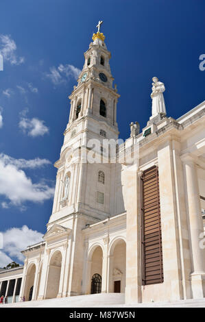 Le clocher de l'église de la Sainte Trinité au Sanctuaire de Fatima, Portugal Banque D'Images