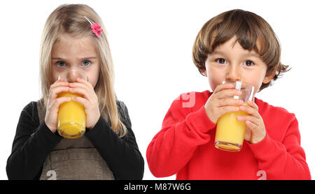 Enfants Les enfants de boire du jus d'orange une saine alimentation isolé sur fond blanc Banque D'Images