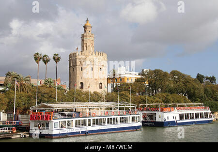 La Torre del Oro à partir de la rivière Guadalquivir à Séville Banque D'Images