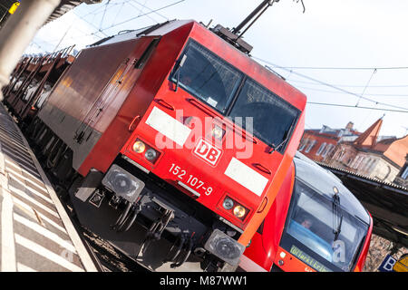 FUERTH / ALLEMAGNE - Mars 11, 2018 RE : Train Express Régional de la Deutsche Bahn passe gare de Fürth en Allemagne. Banque D'Images