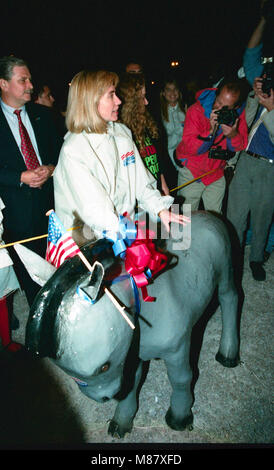 Elon, North Carolina, USA, 26 octobre 1992, le Bill Clinton et Al Gore Campaign Bus tour s'arrête à Elon College en Caroline du Nord et célèbre l'anniversaire d'Hillary Clinton avec fleurs et ballons et elle est présentée par la presse de voyage avec un âne en papier mâché qui a parcouru le reste de la campagne avec les Clinton. Credit : Mark Reinstein/MediaPunch Banque D'Images