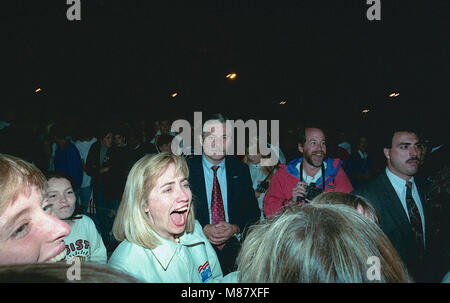 Elon, North Carolina, USA, 26 octobre 1992, le Bill Clinton et Al Gore Campaign Bus tour s'arrête à Elon College en Caroline du Nord et célèbre l'anniversaire d'Hillary Clinton avec fleurs et ballons et elle est présentée par la presse de voyage avec un âne en papier mâché qui a parcouru le reste de la campagne avec les Clinton. Credit : Mark Reinstein/MediaPunch Banque D'Images