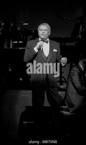 Chicago, Illinois, USA, le 10 septembre 1986 Frank Sinatra fonctionne à la réouverture du Chicago Theatre. La réouverture a marqué le point culminant d'un effort de conservation de quatre ans à un coût de 18 millions de dollars qui a laissé l'actuelle capacité de le théâtre à 3 600. Le gala de réouverture a été symbolique parce que Sinatra avait effectué au théâtre dans les années 1950.Crédit : Mark Reinstein/MediaPunch Banque D'Images